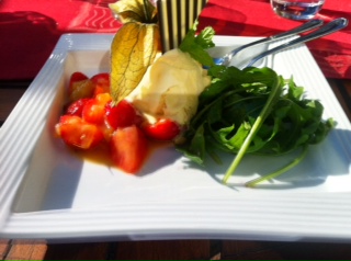 Dessert mit mariniertem Rucola