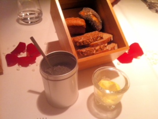 Brotkasten, geschäumte Butter, schwarzes Salz