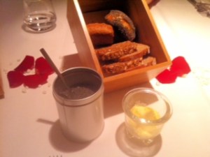 Brotkasten, geschäumte Butter, schwarzes Salz