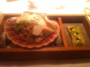 Erster Gang: gebratene Jakobsmuschel mit Pilzen, Pilzcreme und Joghurtschaum