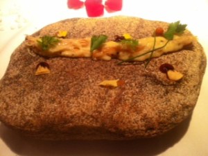 Siebenter Gang: Bisdamnitzer Biokäse mit Quittensenf auf Microbrot