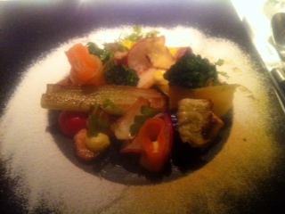 Zweiter Gang: Rosengarten, verschiedene Rügener Gemüse mit Essigstaub