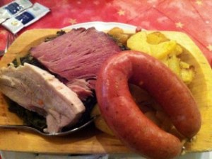 Braunkohl, Bregenwurst, Bauchfleisch, Kasseler, Bratkartoffeln