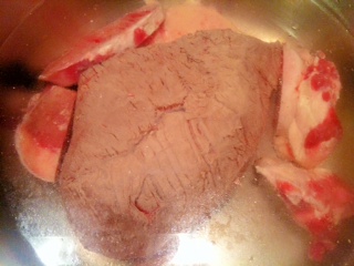 Tafelspitz und Suppenknochen köcheln im ungesalzenen Wasser