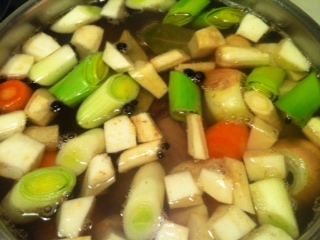 Gemüse, Tafelspitz und Suppenknochen köcheln im gesalzenen Wasser