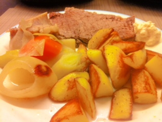 Tafelspitz, Bratkartoffeln, Gemüse und Meerrettich