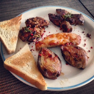 Taubenbrüstchen, Hasenrückenfilet, Hauskaninchenleber mit Rosmarin, Scheibe Toast
