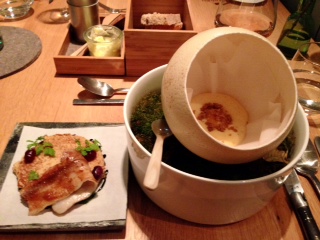 Erster Gang: Armer Ritter - Lackierter Schweinebauch, Eigelb 62°, Braune Butter, Toast