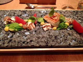 Zweiter Gang: Rochen - Krosser Rochen, Büffelmozzarella, Avocado, Grapefruit