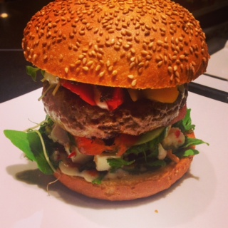 The Lamb Burger - Lamm, Feta, Minze, Chilli, Oliventapenade, Tomate, Gurke, Gemüsepaprika, Vollkorn Bun