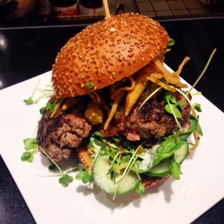 The Buffalo Burger - Büffel, Petersilienwurzelrelish, Mini Mais, Kräutersalat, Rauchdip, Special Bun