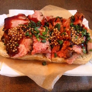 Street Food Thursday - 24 Stunden in Cidre eingelegtes Rindersteak, 11 Stunden sous-cide gegeart mit drei Stunden karamelisierten Zwiebeln auf Kartoffelbrot, gebeizten Senfkörnern & Schnittlauch