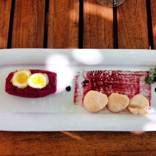 Labskaus mit gebackenem Wachtelei und Jakobsmuschel