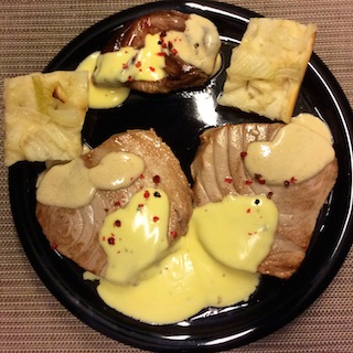 Surf 'n Turf - Zickleinherz, Thunfischsteak, Roquefortsauce und Sauce Bernaise, Zwiebelfocaccia