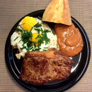 Rumpsteak, Spiegelei mit Schnittlauch, homemade scharfe Sauce, toskanisches Spitzbrötchen