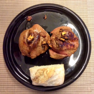 Mit frischem Ingwer gebratene Lammhüfte, Oliven-Kürbis Schrippe