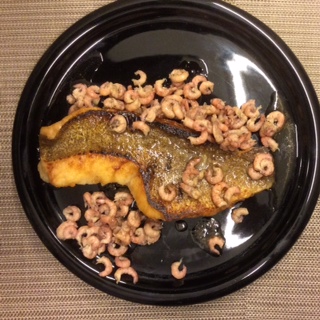 Zackenbarschfilet auf der Haut gebraten mit Zitronen-Meerrettich-Sauce an Nordseekrabben