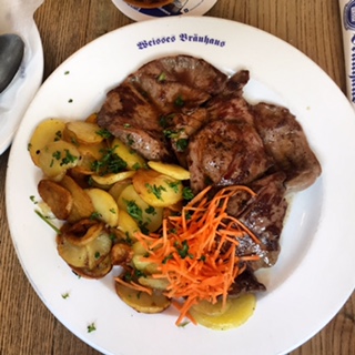 Kalbsherz, Bratkartoffeln und Kohlrabigemüse