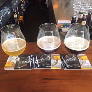 Herman: von links, belgischen Weizen 4,5%, Kirschbier 8%, was Säuerliches 5,5%