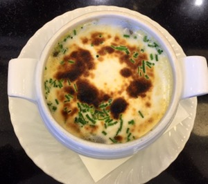 Gratinierte Schneckensuppe mit Knoblauch