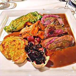 Rosa gebratenes tranchiertes Filet vom Rothirsch, Wacholderrahmsauce, Heidelbeerpastetchen, Ragoût von Pfifferlingen und Schalotten, gefülltes Wirsingkohl-Bonbon, Kartoffel-Blätterteigspirale