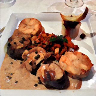 Medaillons vom Wildschweinfilet, Pfefferrahmsauce, Kräuterpfifferlinge, Gefüllter Weinapfel, Serviettenknödel