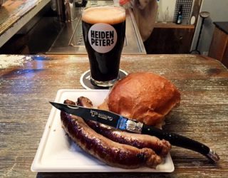 Wildschweinbratwurst mit Blauschimmelkäse, Birne, Honig dazu Stout