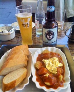 Currywurst mit Blattgold und ein eisgebrautes Weißbier