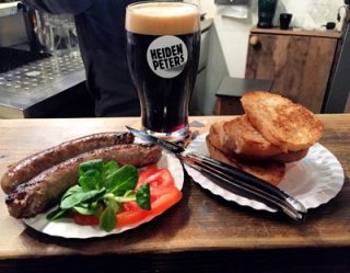 Boerewors, Rind, Schwein, Reh und Hirsch dazu ein Stout